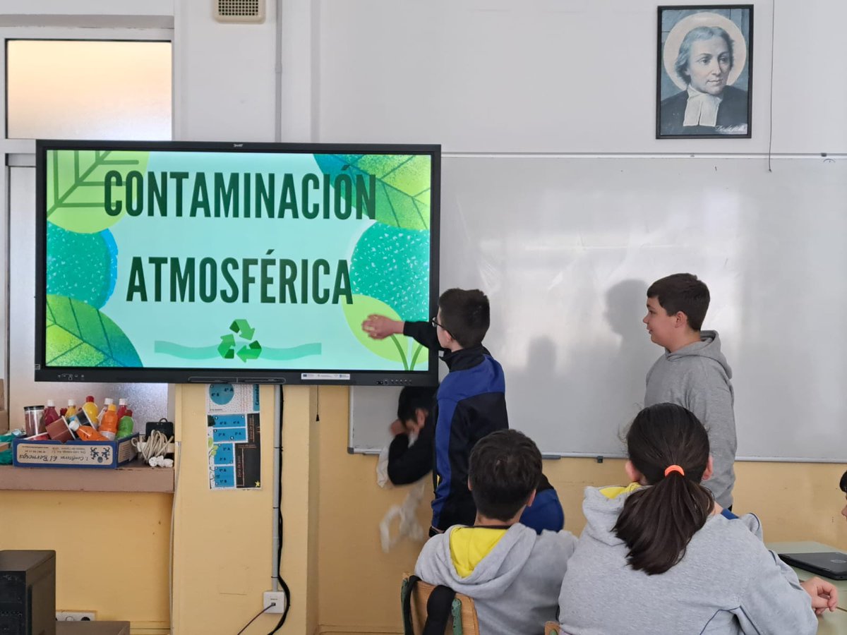 A lo largo de la semana,  los alumnos de 1° de #ESO  han estado exponiendo sus trabajos de Biología sobre la contaminación atmosférica, la lluvia ácida, la destrucción de la capa de ozono y aumento del efecto invernadero.

#NCALaSalle