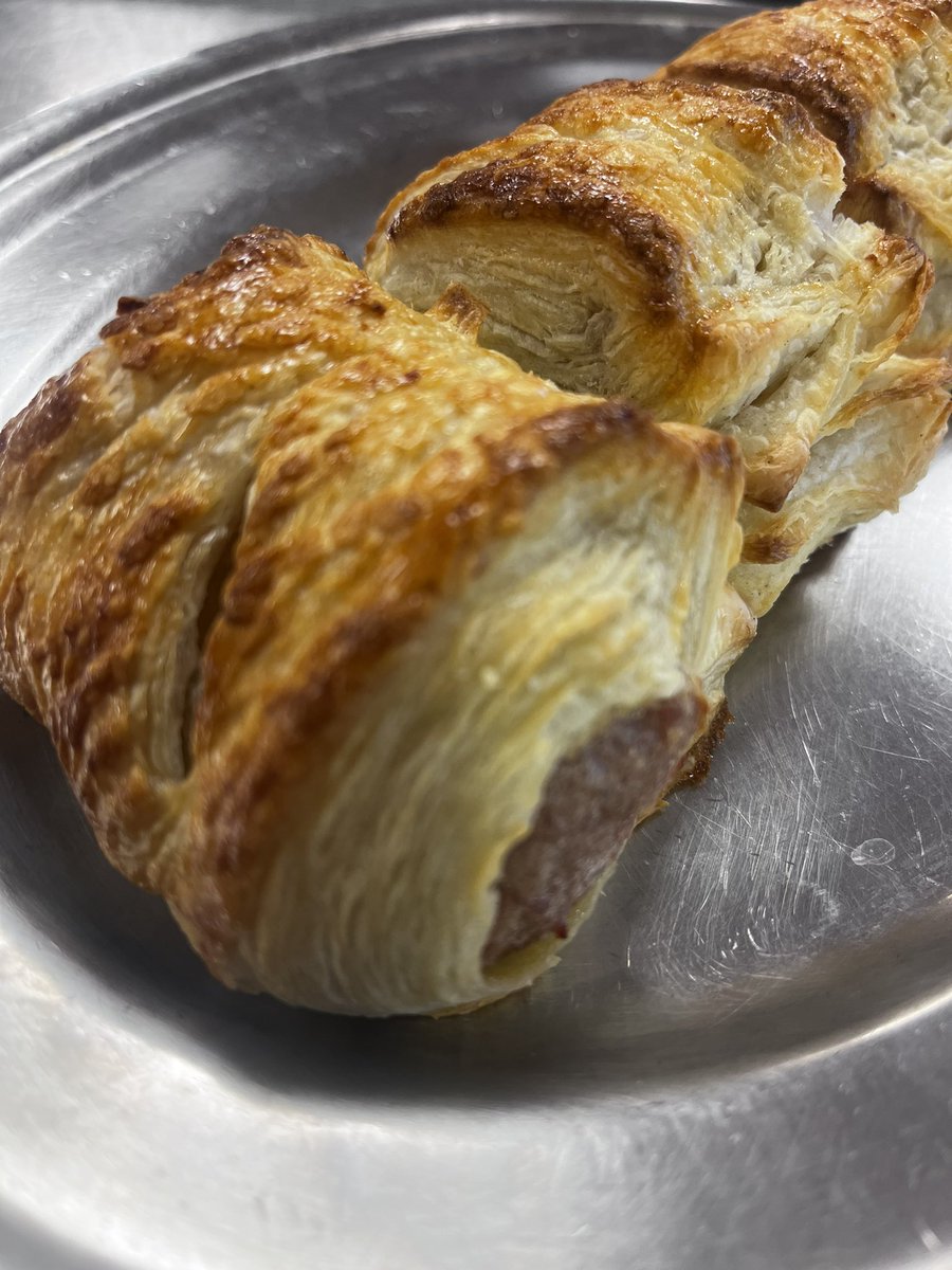 pardeep19922328's tweet photo. Freshly baked Sausage Rolls #freshpyffpastry
#cheflife #backintoteaching https://t.co/bp3H8P3DjH