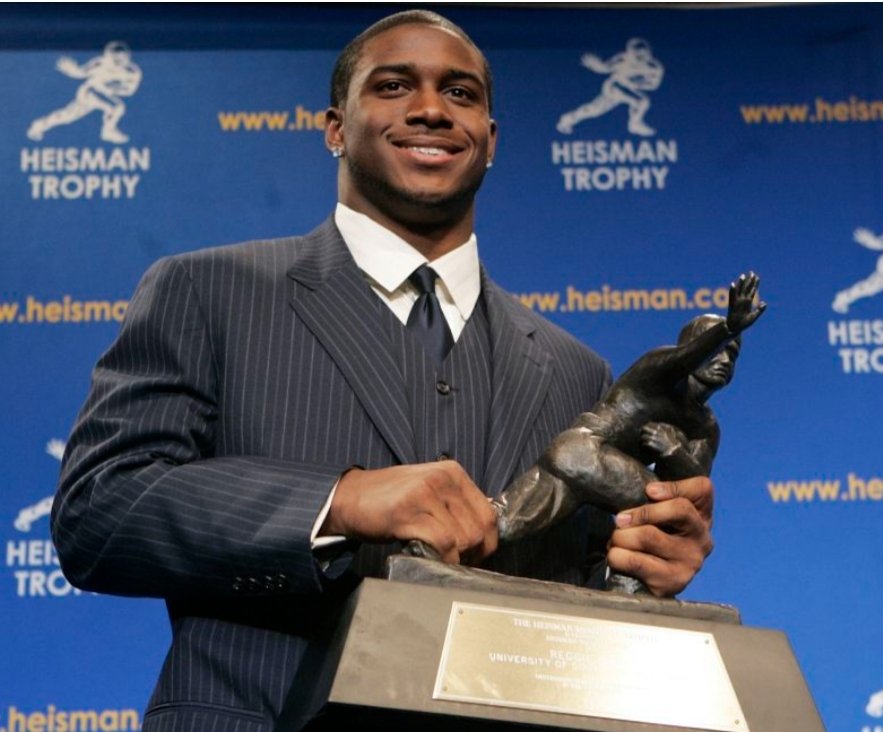 TheEveryDayFan2's tweet photo. Ex #USC star #ReggieBush gets his Heisman back after 24 years! We give you a look. #CFB #CollegeFootball https://t.co/dZWUH4upIl https://t.co/gKMsKXzRzi