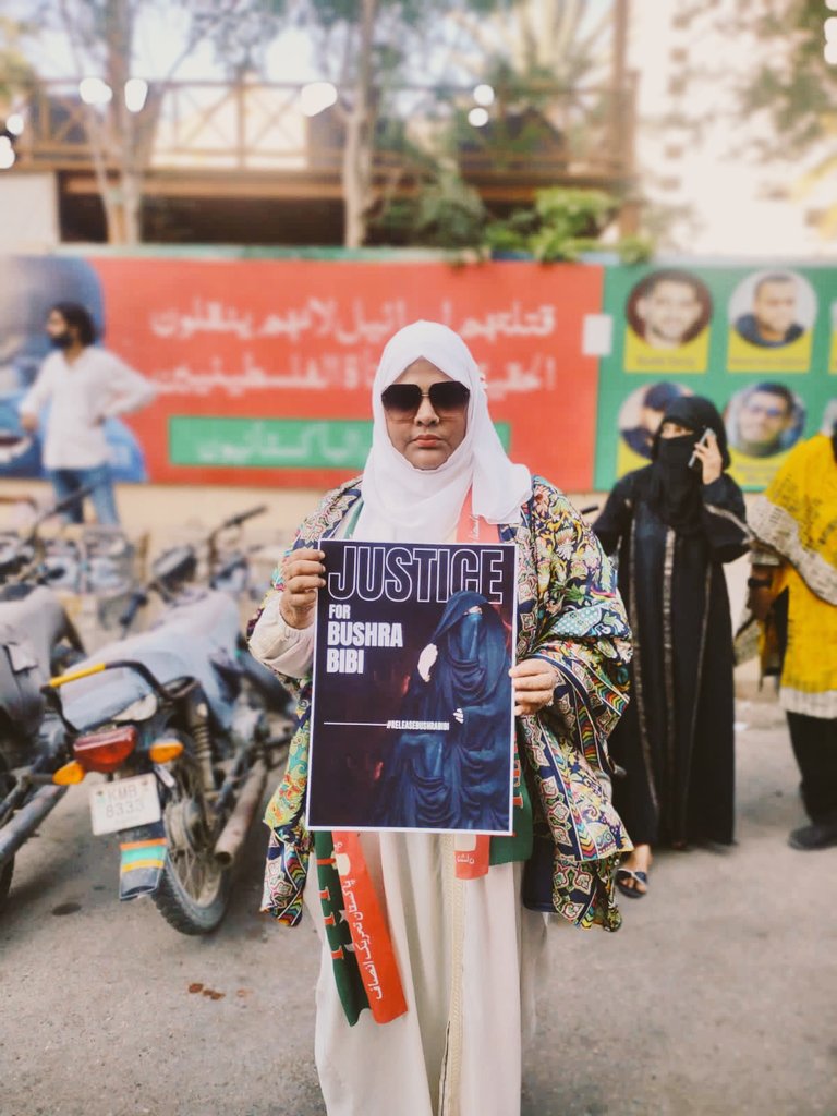 fozisidd's tweet photo. شوکت خانم کا دلیر بیٹا
ڈٹ گیا ہے
کہتا ہے یا میری موت ہوگی یا اس سسٹم کی!
تو میں کیسے پیچھے رہ سکتی ہوں میں اپنے لیڈر عمران خان کے ساتھ ڈٹ کے کھڑی ہوں پھر چاہے موت بھی آجائے پیچھے نہیں ہٹوں گی میرا میرے خان سے وعدہ ہے میں اپنے حلف کی پاسداری کرونگی جان دے دونگی مگر ہمت نہیں ہاروں گی ہم سب خواتین کا یہی جذبہ ہے اور ہم پاکستان کے تمام لوگوں کو کہتے ہیں کہ اپنی تقدیر بدلنا یے تو اپنی خودی میں جینا سیکھو غیرت سے جینا بے غیرت سے جینے سے ہزار گناہ بہتر یے نکلو پاکستان کی خاطر نکلو عمران خان کی خاطر۔۔

#ReleaseImranKhan 
#JusticeForBushraBibi 
@ImranKhanPTI
@HaleemAdil @KanwalMna @PTICentralWW @PTIofficial @PTIKarachi_