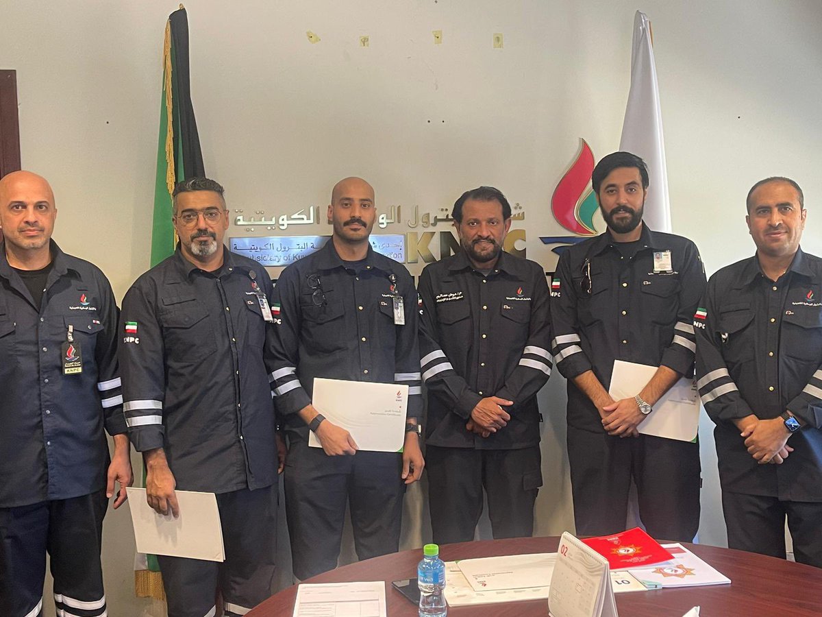 تكريم الزملاء حامد الهندال ، يوسف الخياط ، عبدالعزيز اكبر
من قبل مدير دائرة الأمن و الإطفاء عوض سالم

بعد الانتهاء من مشروع دليل المشغل الشامل لغرفة الطوارئ

كل الشكر و التقدير للزملاء على المجهود المبذول في توفير سبل الراحة واعتماد المشروع لتسهيل العمل في غرفة تحكم قسم الإطفاء