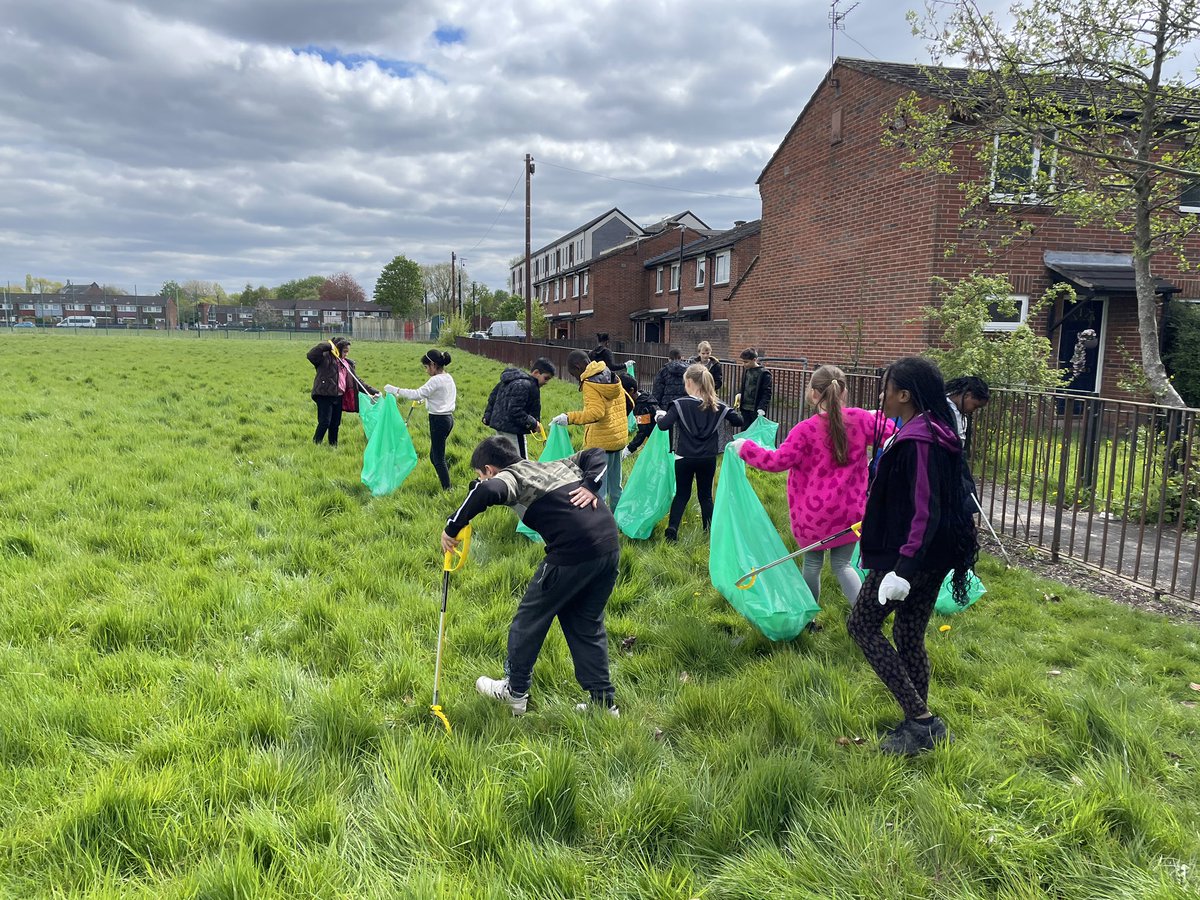 The Year 4 Eco Warriors and all the Year 5 children litter picked our school field today! 23 bags of rubbish collected! Well done everyone! #laudatosi #careforourcommonhome @CaritasSalford @SalfordDiocese @Pontifex