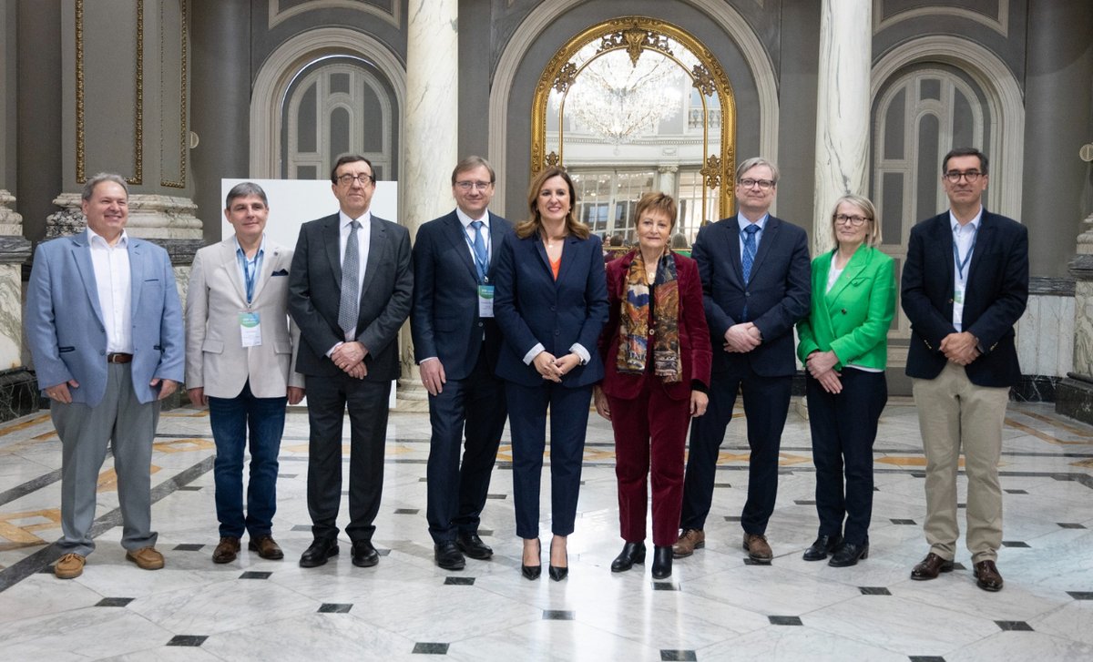 AjuntamentVLC's tweet photo. 🎓Recepción en el Salón de Cristal a rectores y rectoras de @FORTHEMAlliance, reunidos hoy y mañana en #València.
▶️La alcaldesa ha destacado esta alianza formada por 9 universidades europeas, entre ellas la @UV_EG, para intensificar la cooperación en formación e investigación. https://t.co/wpB59h4G6f