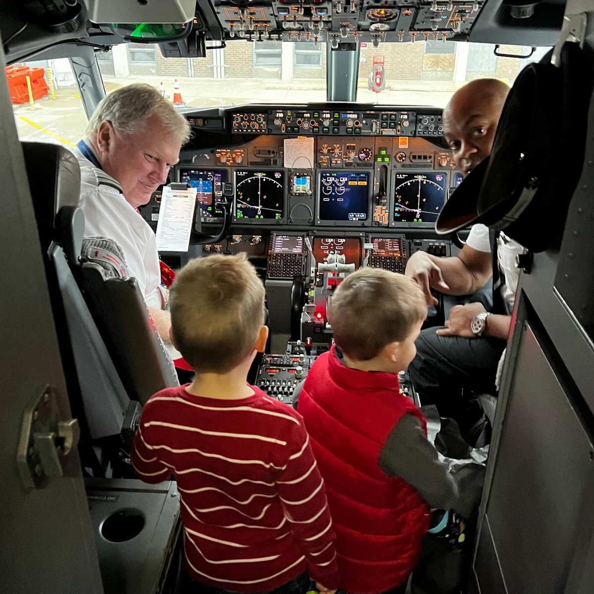 Pilots make dreams come true. #WorldPilotsDay 👩‍✈️✈️👨‍✈️ 📸: charlie.poe (IG) #GoingPlacesCLE #PilotLife #AVGeeks