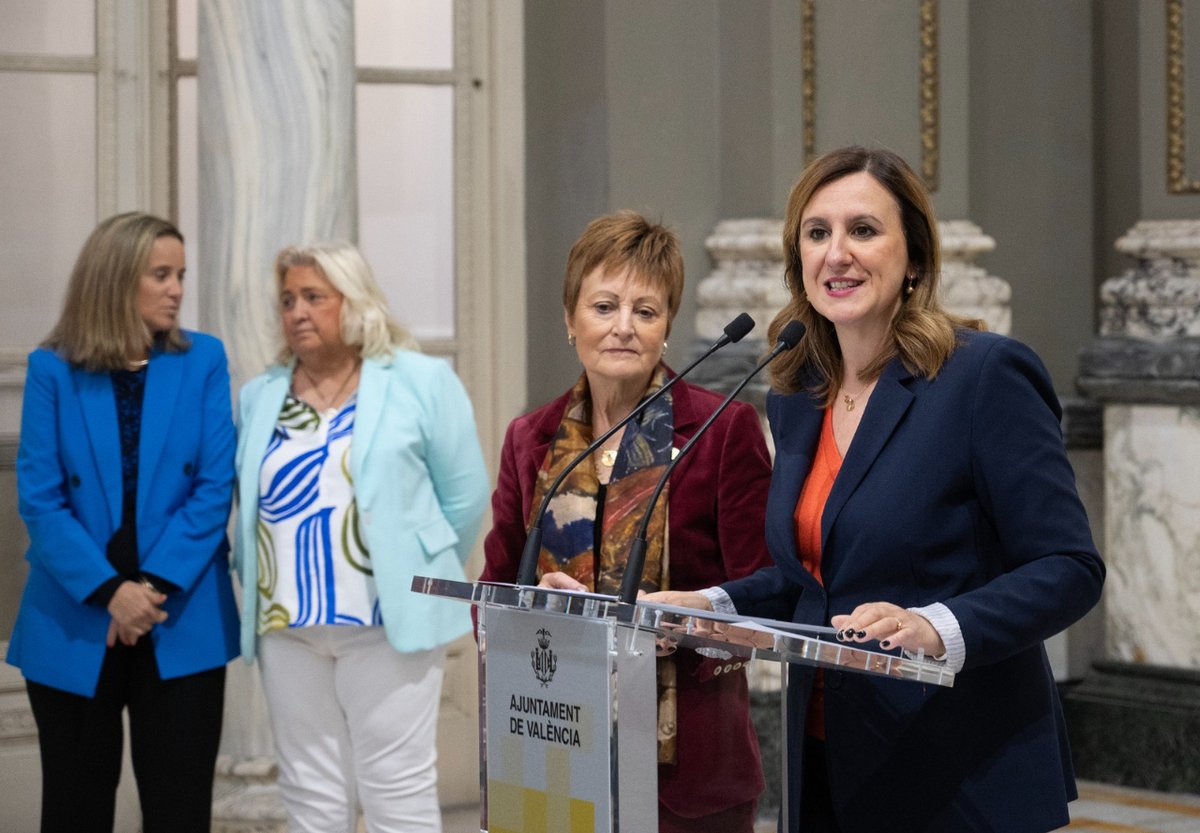 AjuntamentVLC's tweet photo. 🎓Recepción en el Salón de Cristal a rectores y rectoras de @FORTHEMAlliance, reunidos hoy y mañana en #València.
▶️La alcaldesa ha destacado esta alianza formada por 9 universidades europeas, entre ellas la @UV_EG, para intensificar la cooperación en formación e investigación. https://t.co/wpB59h4G6f