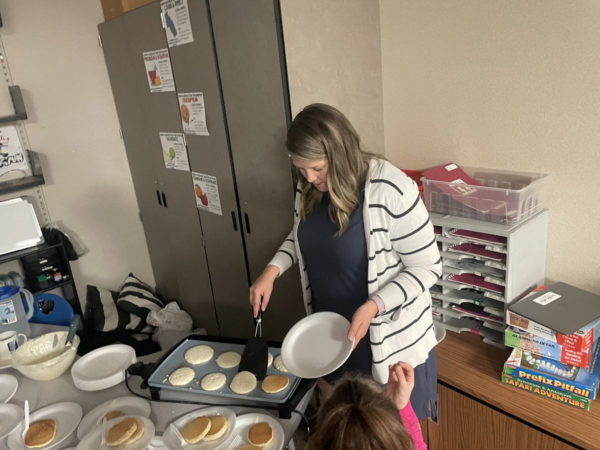 MPSRockwell's tweet photo. 3rd grade NSCAS Pancake Party Prep! How fun and a great way to kickstart our brains before the test! #NSCAS #Pancakes https://t.co/p4g8tTtShC