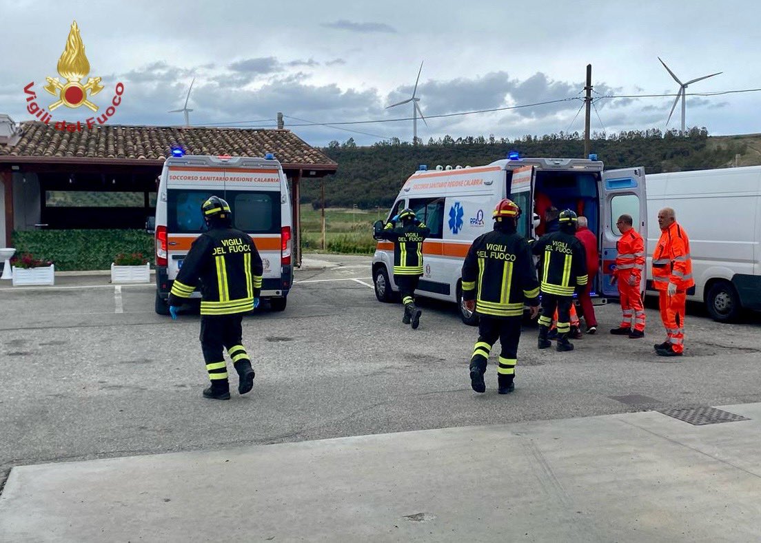 Scoppio in una stazione di servizio a Poggio Pudano (KR). Feriti 2 operai elitrasportati in ospedale: #vigilidelfuoco al lavoro dal primo pomeriggio, in corso le operazioni di monitoraggio e messa in sicurezza dell’area

#Crotone #24aprile