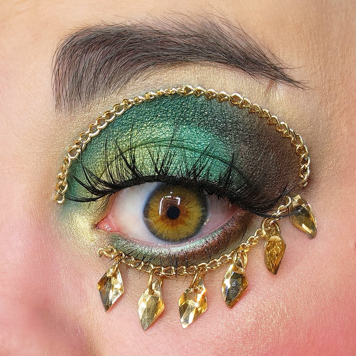 💎 recycled 💎
Found a random broken chain and here we are

<a href="/ColourPopCo/">ColourPop Cosmetics</a> Lush Life palette
<a href="/sheglamofficial/">SHEGLAM</a> Chroma Zone eyeliner Zenith
<a href="/Maybelline/">Maybelline New York</a> Fit Me concealer/powder
<a href="/GerardCosmetics/">Gerard Cosmetics™</a> Clean Canvas base 
<a href="/ionicosmetics/">ionimakeup</a> Wispy Crisscross Dramatic lash