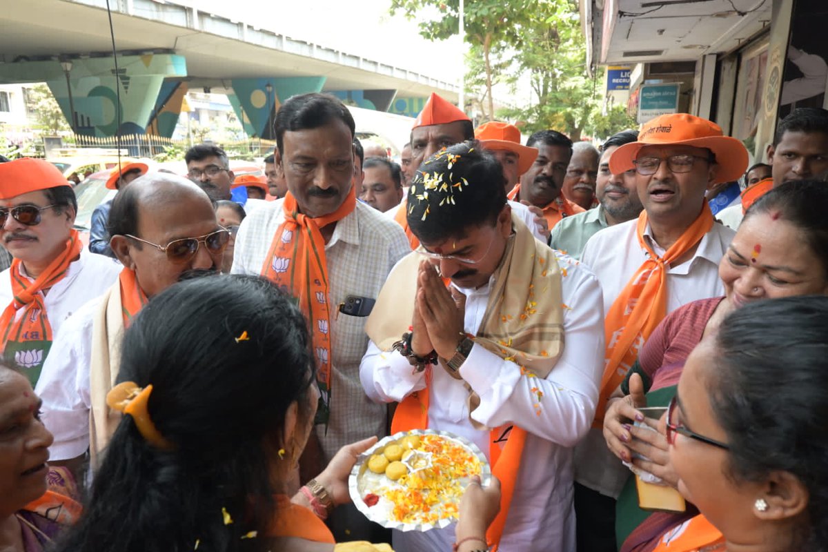 shewale_rahul's tweet photo. माझ्या लोकसभा मतदार संघातील वडाळा परिसरातील दादर पूर्व येथील फायर ब्रिगेड, राधाकृष्ण बिल्डिंग, अलीपुरिया मेंशन, श्रद्धा बिल्डिंग, धरती गल्ली, शांतिदूत मार्केट, शिंदेवाडी, गौतम नगर, पवन सोसायटी, मीठ वाला चाळ या ठिकाणी भेट देऊन रहिवाशांसोबत संवाद साधला.

#Shivsena #BJP #MNS #RPI #Mahayuti #AbkiBaar400Paar #wadala 
#AbkiBaarShivsenaKeSath400Paar
#BalasahebKeVicharoKiModiSarkr
#ViksitMumbaiToViksitBharat
#MpRahulShewale #southcentralmumbailoksabha 

@Shivsenaofc @BJP4India @BJP4Maharashtra @CMOMaharashtra @mieknathshinde @Dev_Fadnavis @KalidasKolambkr