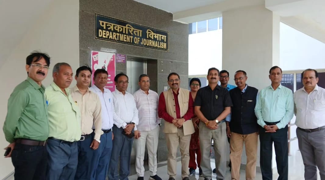Under the Kul Guru Uvach series, VC @kg_suresh today took a special class on News Agency Journalism in the Digital Age with students of English Journalism programme. He later interacted with HoD Dr Sanjeev Gupta & other teachers of the Department. @CMMadhyaPradesh @ugc_india