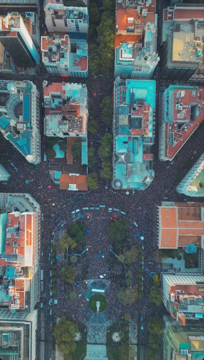 Estudiantes y profesores desbordaron las calles de #Argentina en gigantesca marcha universitaria en reclamo a los recortes del gobierno a la universidad pública. #HabráConsecuencias #MileiAndateYA