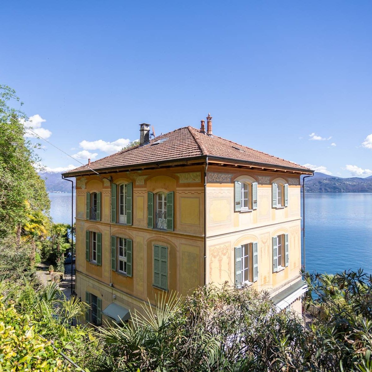 #JustListed | Immersed into the enchanting beauty of Lake Maggiore, this delightful 19th-century period residence boasting a wide ambiences with bright. Discover more: l8r.it/Iah8 #ItalySIR #SothebysRealty #SIR #NothingCompares #LakeMaggiore