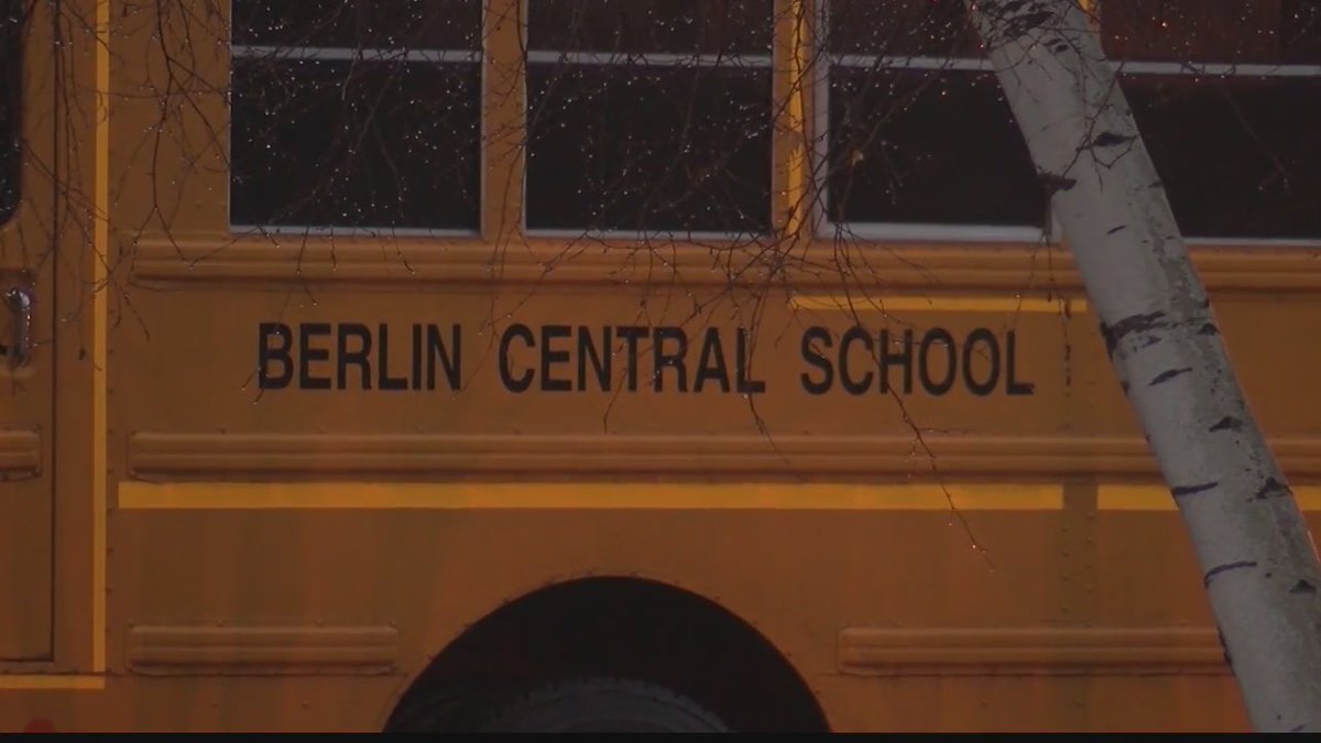 Secure lockout at #Berlin Middle High School trib.al/O4oZxRh