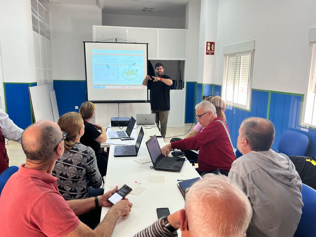 La semana pasada, en la sede de la Asociación de  <a href="/SordasHuelva/">Personas Sordas Huelva</a> , Joaquín Solís de <a href="/FACCpsordas/">FACCpsordas</a> impartió un taller enfocado en el uso de la aplicación SVILS para mejorar la accesibilidad en la vida diaria. La respuesta fue sumamente positiva, con una participación entusiasta y un