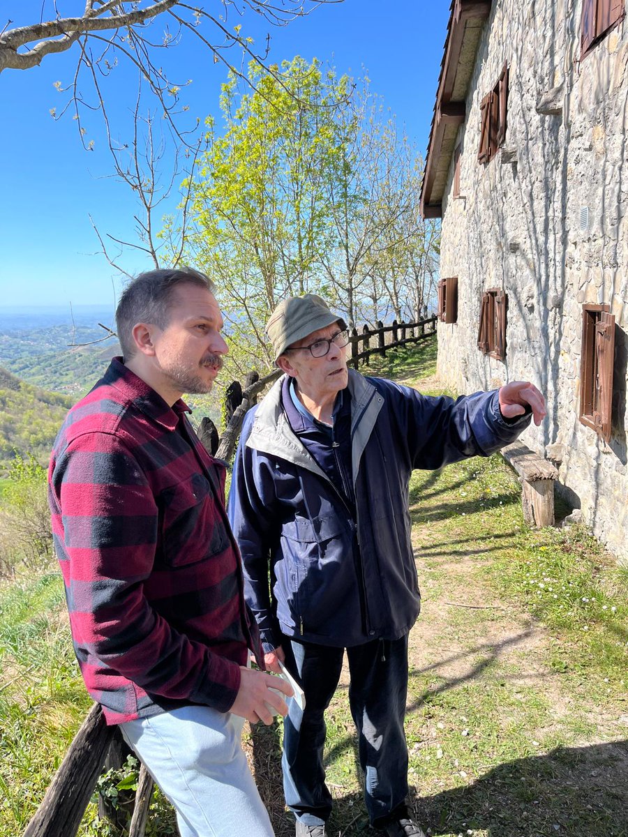 Antes de volver a casa subí a mil metros de altura con Pablo García, a una cabaña cuyas coordenadas fue capaz de trazar de memoria un antiguo oficial republicano desde su exilio francés. Qué difícil es dibujar esa montaña rodeada de muertos; las viejas historias tienen eco.