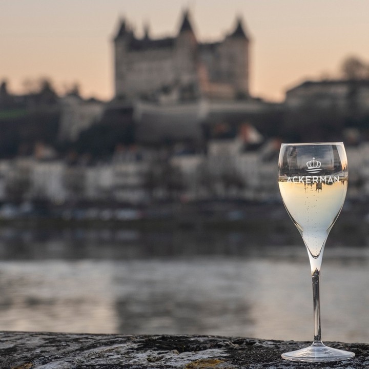 🤩 Le 28 avril prochain, accordez-vous une visite Exclusive Accords Mets et Vins au fil de la Loire au cœur des caves troglodytiques de la @maison_ackerman . 👉Découvrez la programmation printanière des visites : bit.ly/agendaackerman 📸 Jerome Paressant