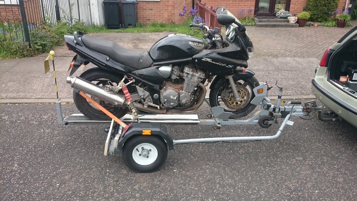 Trailer1one's tweet photo. Suzuki Bandit GSXF 600 tells its own story as it's been chained to a fern tree I suspect for a while as it didn't want to let go locks were seized etc Plenty of TLC required to get this heavy weight back on the road https://t.co/4E1JjKygb1