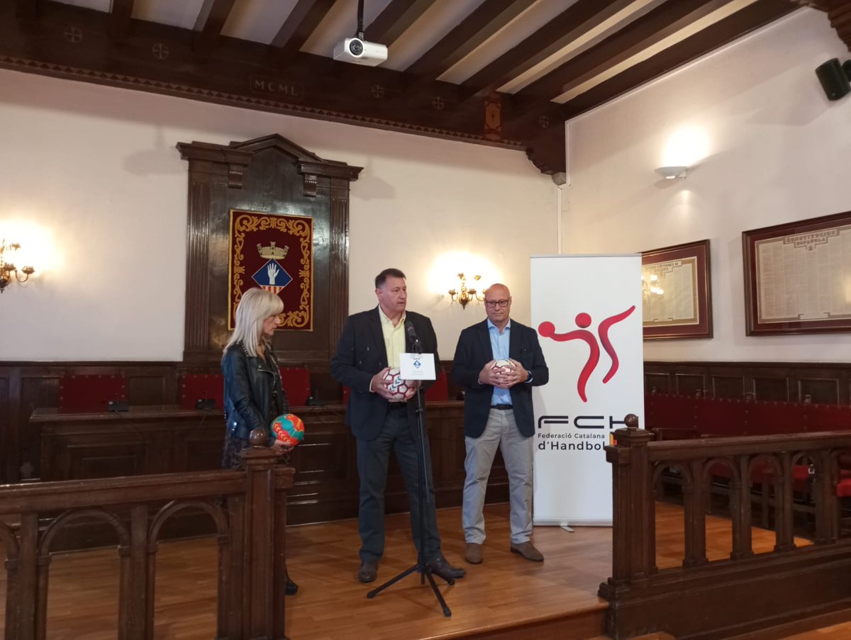 FedCatHandbol's tweet photo. 🤝 Avui s'ha signat el conveni entre la Federació Catalana d'Handbol, el Club Handbol Esplugues i l'Ajuntament d'Esplugues de Llobregat per conventir-se en l'epicentre de l'Handbol Català els propers dos anys.

🏆 Acollirà la Supercopa de Catalunya i la Festa de l'Handbol Català. https://t.co/27h5auiXih