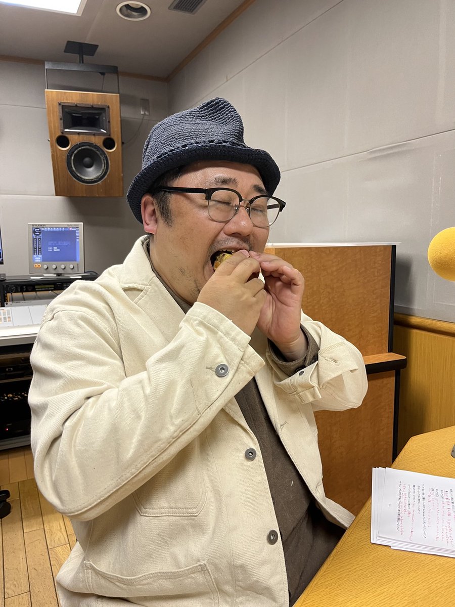 okibarisan_847's tweet photo. FMヨコハマ@FyokoGなかの綾の「#今夜もおきばりさん 」 今夜もありがとうございました。
ハンバーガーが似合いすぎるMomyさんのNY、ニューオリンズレコーディングのアルバム『MEGA』 のお話し!
来週もお届けします!
メッセージは→ aya@fmyokohama.jp #FMヨコハマ #radiko #momyfunk #momy https://t.co/z6qUXNrg4M