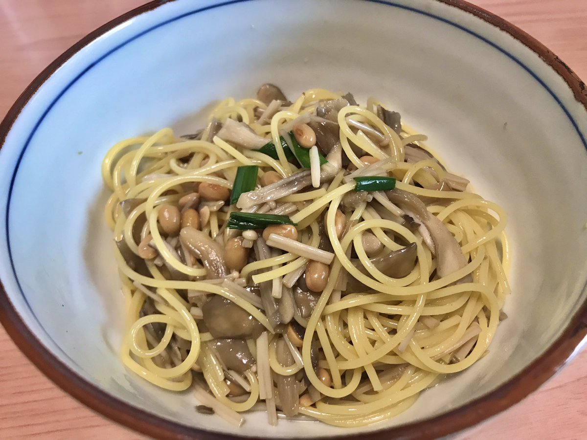 エノキとマイタケで作りました。朝はご飯にのっけて、昼はバター加えてパスタにあえて。あっという間に消えた。そしてやはり通が良きッ！また作る〜😊