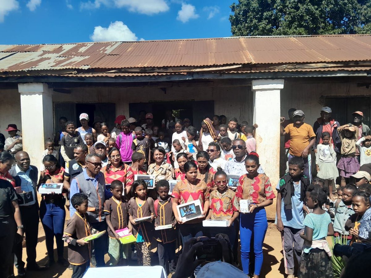 Here's a photo celebrating the launch of Solar-Powered digital learning at MfM’s Solar United schools with Solar United Madagascar. Donate to this project below. buff.ly/3VXA0ZP #renewableenergy #greenmatch #environmental