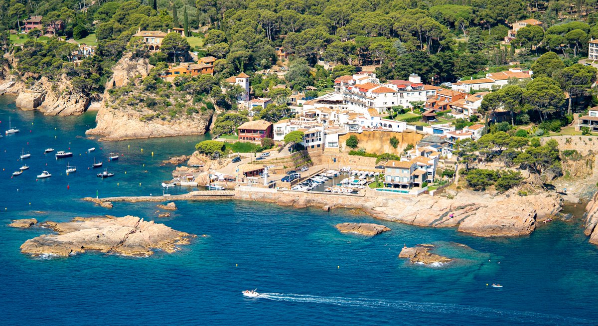 La zona d'Aiguablava i Fornells vista des de l'aire encara és més 🔝 espectacular, no creus? 📸: 🔙 Summer 2023 #begur #beguresautentic #visitbegur #visitemporda #incostabrava #viueldoble #livetwice #CostaBrava #catalunyaexperience #vilesmarineres #empordaturisme