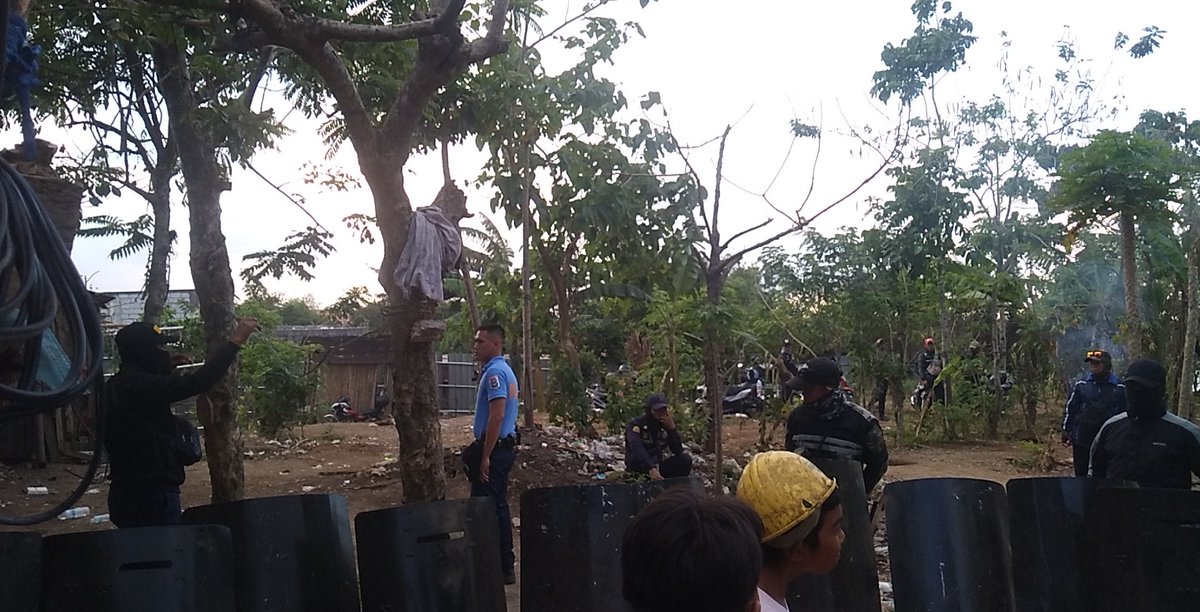 TARTARIA UPDATE: 

Sa kabila ng intimidasyon ng nangangamkam na armed goons ng Ayala-Aguinaldo at presensya ng armadong pulis, tuloy ang sayawan at kantahan sa kampuhan! 
Tuloy ang pakikibaka para sa Lupang Tartaria! ✊🌾

#StandWithFarmers
#DefendLupangTartaria