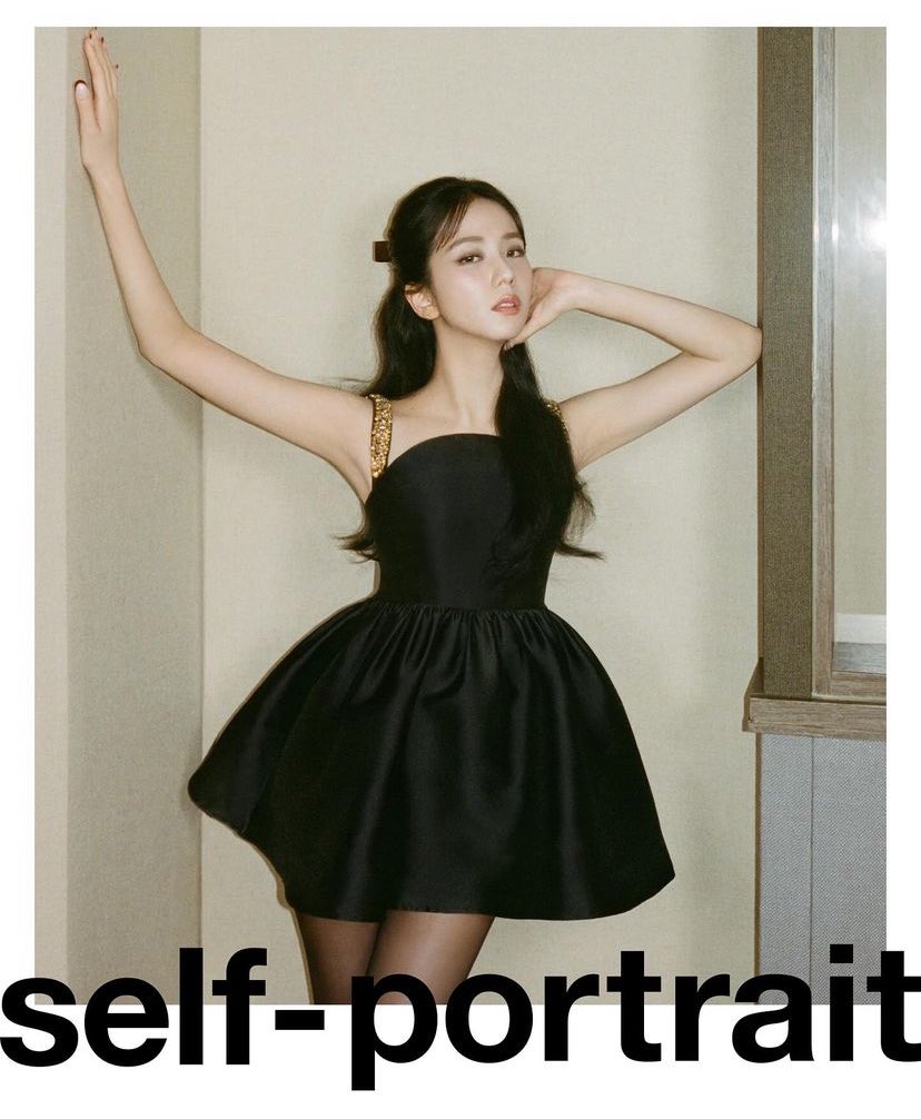NEWSJISOO's tweet photo. #JISOO × self-portrait. https://t.co/l0U5gLTbIC