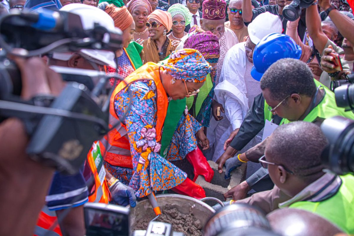 FirstLadyOyo's tweet photo. Yesterday, I had the privilege of welcoming the First Lady of Nigeria, Senator Oluremi Tinubu CON, when she stopped over briefly at the Samuel Ladoke Akintola Airport, Alakia, Ibadan before we both left for Osogbo, Osun State. https://t.co/5NYHfho1zn