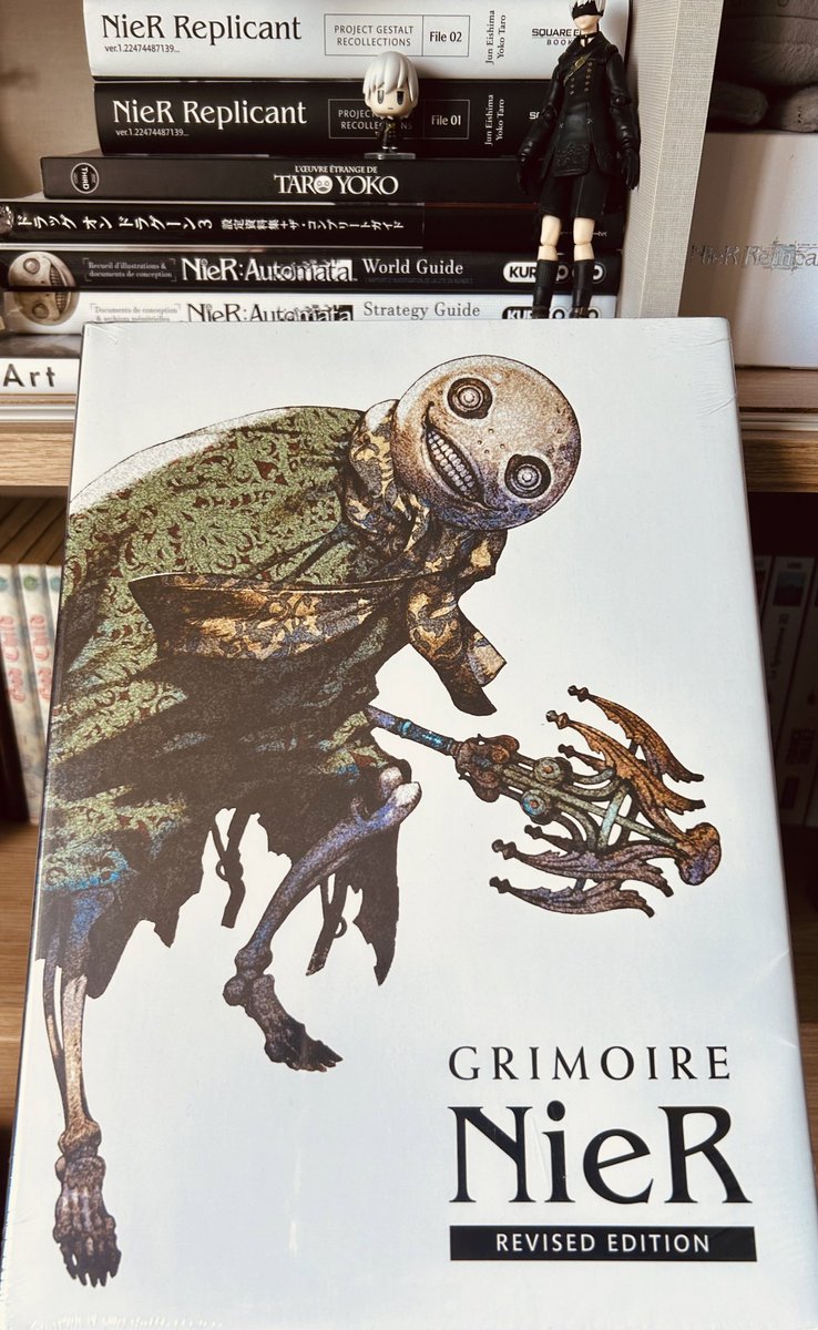 PampaPoulpe's tweet image. Il est enfin mien ! 😍
#GrimoireNier ! ✨
Dernier livre officiel manquant à ma collection. ✨ Il est magnifique. 🥺 Je suis joie et impatience ! ✨

#NieR 
#YokoTaro 
#SquareEnix
#NieR14周年 
#NieRReplicant 
#NieRAutomata 
#NieR14thAnniversary