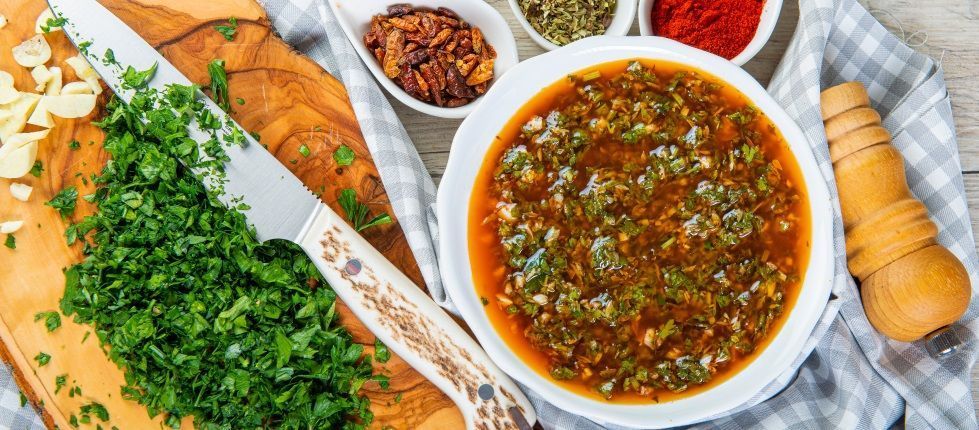 bzfe_de's tweet photo. Exotische Soßen zum #Grillen: Die argentinische Würzsoße #Chimichurri, den Orientdip #Muhammara oder #Chakalaka aus Südafrika bringen Abwechslung beim Grillen. Sie passen zu Brot, Fleisch und Fisch, aber auch zu Käse und Gemüse vom Grill ➡️ https://t.co/vKkWy2iY7i https://t.co/Hs6zkfGH4D
