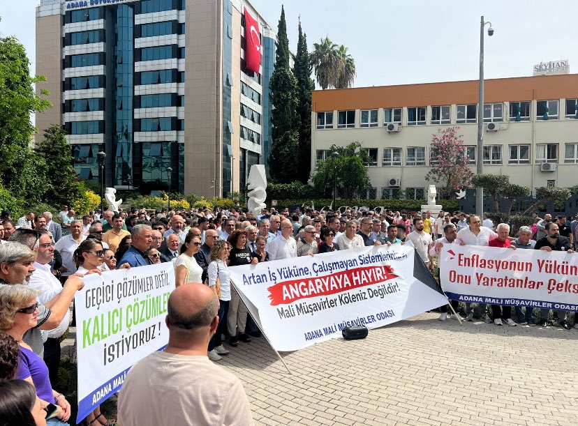 Baltan01's tweet photo. Adana Mali Müşavirler Odasının düzenlemiş olduğu basın açıklaması;

1-)Angaryaya Hayır!!!

2-)Geçici Değil Kalıcı Çözümler İstiyoruz.

3-)Enflasyonun yükünü onu yaratanlar çeksin.

@SMMMGuneyYilmaz @turmob @HMBakanligi @memetsimsek @AdanaMMOdasi 
#MuhasebeYangınYeri https://t.co/9CgR4RDAvR