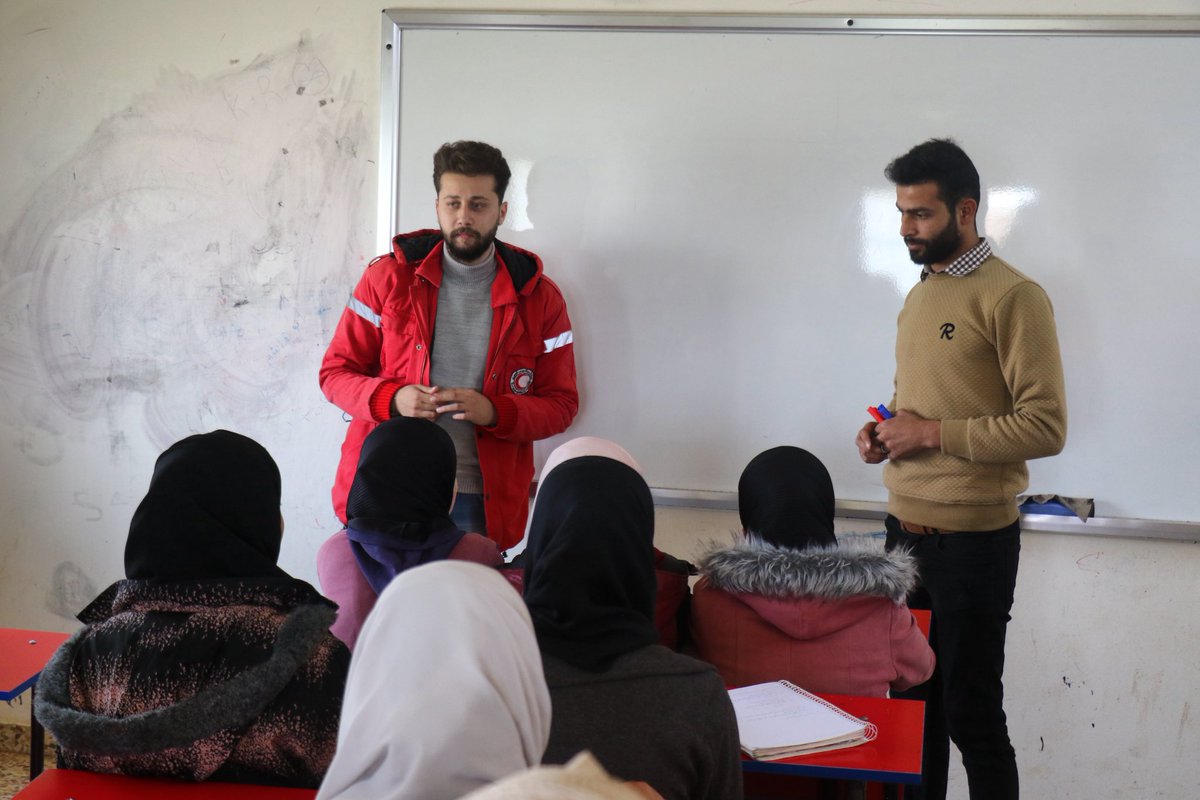 #Hama📍 To empower students and ease the burden on families, @SYRedCrescent volunteers held educational sessions for students in some villages. These sessions focused on strengthening maths, Arabic, & English lessons for secondary school students📚, supported by @danskrodekors ✅