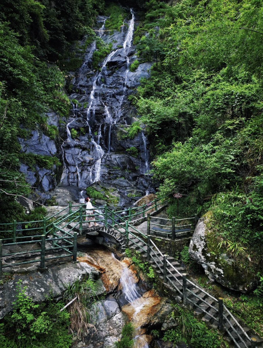 Nestled in the heart of Liuyang, #Hunan, the Zhouluo Grand #Canyon is rich in water resources. With 65 #waterfalls and the largest wild osmanthus community in Asia, it offers a breathtaking landscape to explore. (Photo Credit: 出发吧陈发发📷)