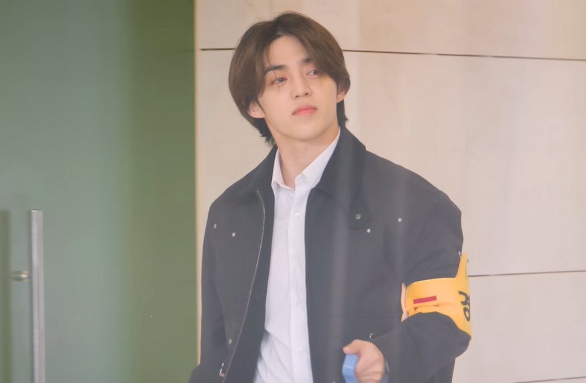 baebycheol's tweet photo. papasok ako sa iskul kahit walang klase pag siya security guard https://t.co/zeMRqLg4xc