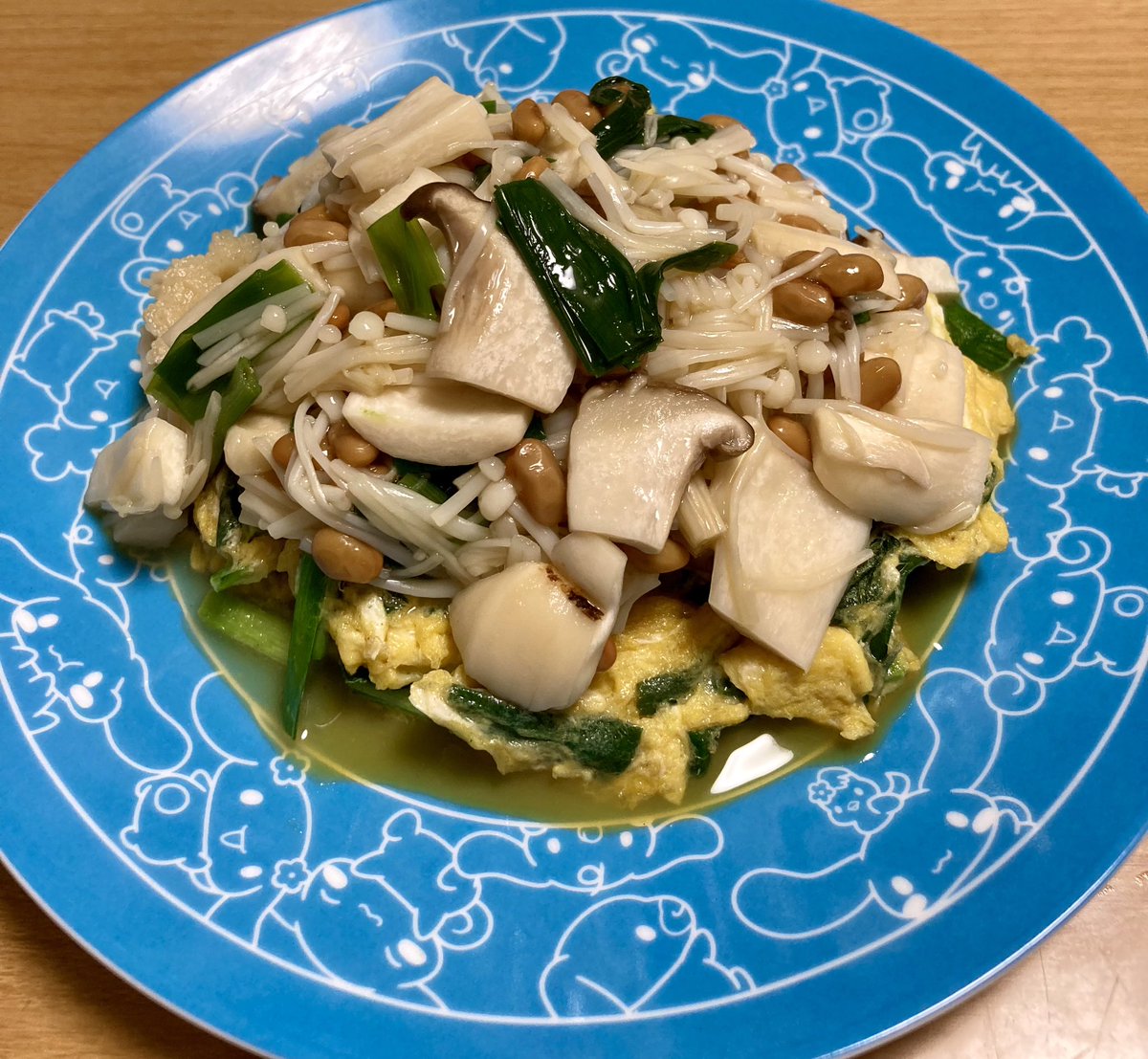 えの納豆+ニラ玉という禁忌を犯したーーーー えの納豆作って、ただニラが余っていてちょっとくたびれていたのでつい…