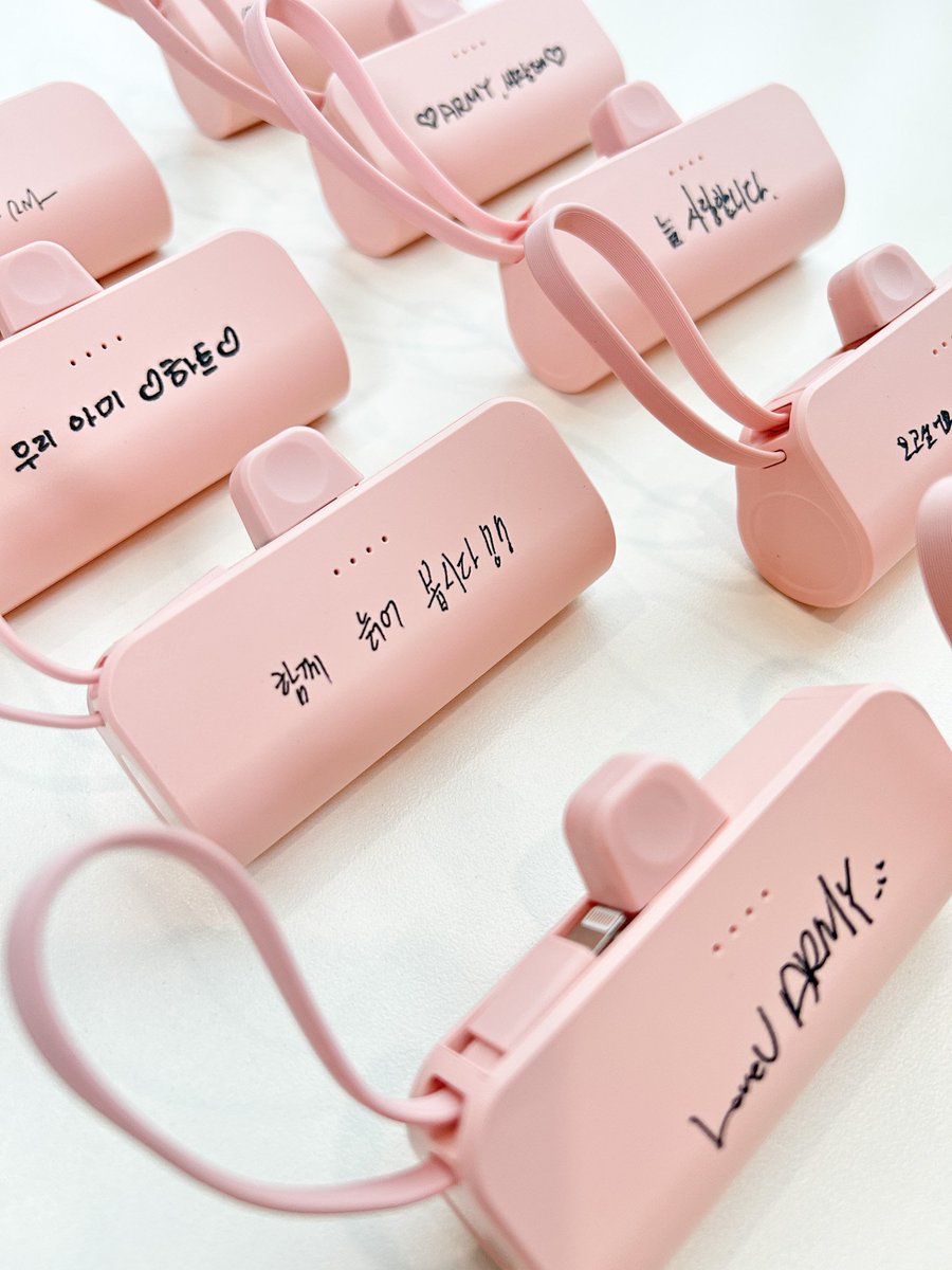 uarmydotori's tweet photo. #rt_event + #follow

[2차] 아미 사랑 테마 (핑크색) & 단체 손글씨 보라색
8핀(케이블 C타입) & C타입(케이블 8핀)

📅~ 2024-04-26 23:59
🔗https://t.co/4IBMjefHZL

- 케이블 고리에 거치 휴대가능  전면 배터리 표시등 핑크, 보라색
- 1개 구매시 준등기 가능

팔로워 분 중 rt 추첨  한 분께 보조배터리 드릴게요!