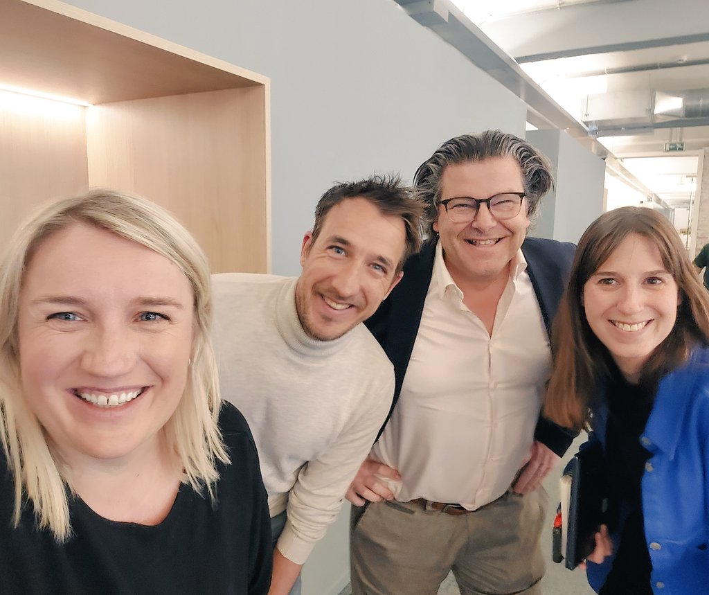 In de woorden van de grote Robert Confucius Waseige 

Blij als een konijn op de plein
dat De #Beursvoyeurs terug zijn

(En dit was nog voor we Tomas bij aanzwellende vioolmuziek in de armen vielen)

Vandaag kick-off nieuw seizoen, met een zeer fijne unmasked buurtagent als gast