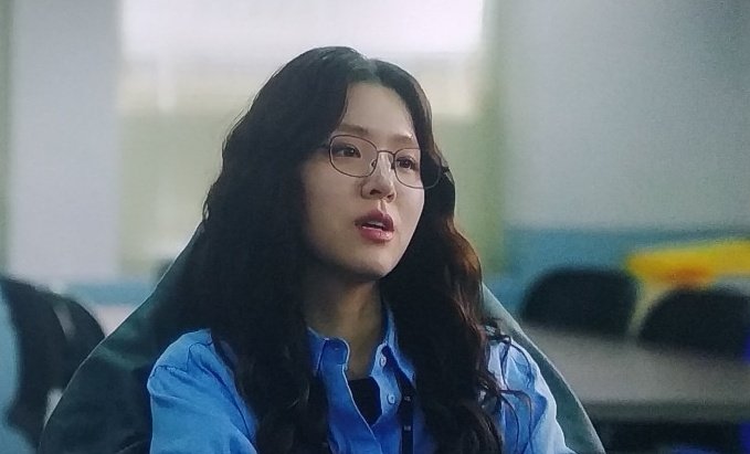her with glasses is something else 🤩

#KimJiEun #김지은 #LongingForYou