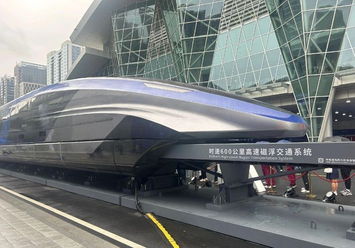thinking_panda's tweet photo. Chinese 600km/h maglev train went in industrial production now!
Kunming-Lijiang high speed railway may be the first line using this new fast train!
Let's imagine that going from Kunming to Lijiang costs less than 40 mins! (now the drive takes 6 hours.) https://t.co/qIC8AS45QB