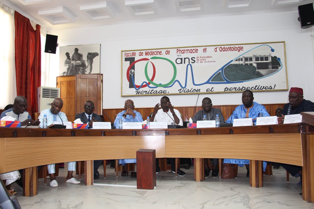 UCAD_Senegal's tweet photo. Les indications du ministre @drelhadjiAdiouf  sur le calendrier académique et l’enseignement à distance  

Lors de sa visite à l’UCAD, le ministre de l’enseignement supérieur a abordé plusieurs points parmi lesquels la nécessité de stabiliser le calendrier académique et le renforcement de l’enseignement à distance dans toutes les universités publiques, en particulier à l’UCAD. 

A propos du calendrier académique, le ministre pense qu’il est la principale source des difficultés budgétaires connues dans les universités. « Les premières informations et les premières évaluations que j'ai montrent que si nous réussissons à stabiliser l'année académique, on gagne 25 milliards ; parce que toutes les questions de bourses sont liées à ça », affirme Dr Abdourahmane Diouf.

D’après le ministre, si on arrive à économiser 25 milliards, la somme devrait être affectée à l'amélioration des conditions de travail des enseignants, des étudiants et des universités. Le ministre se dit conscient qu’il y a des préalables pour stabiliser l’année, notamment le problème des chantiers et le nombre insuffisant d’enseignants. « Mais si nous faisons l'effort et qu'on arrive à ces résultats, il est possible que tous ces résultats financiers soient rétrocédés à ceux qui ont fait l'effort », ajoute-t-il. 

C’est pourquoi il fait de ce point l'un des premiers chantiers de son département. Ainsi, il annonce un séminaire national au mois de mai, « avec toutes les parties prenantes, toutes les universités pour trouver définitivement une solution à ce problème ».

S’agissant de l’enseignement à distance, le ministre pense que l’Université numérique Cheikh Hamidou Kane ne doit pas être seule sur ce terrain ; les autres doivent connaître une montée en puissance dans ce domaine. « A mon avis, chacune de nos universités, l’UCAD notamment, doit avoir en son sein une dimension enseignement à distance beaucoup plus importante. On ne doit pas avoir d'un côté les universités qui font de l'enseignement à distance et de l'autre des universités plus classiques ».

Certes, la tutelle reconnaît que l’UCAD fait déjà des efforts à ce niveau, mais il pense que ce n’est pas encore suffisant. « Ça doit arriver à un niveau assez exponentiel qui fait que, par exemple, l'UNCHK ne serait pas la seule université dépositaire de 25 000, 30 000, 40 000 étudiants à y être orientés chaque année ». 

De l’avis du Dr Abdourahmane Diouf, si chaque université a cette dimension distancielle, le problème de l'orientation des bacheliers pourrait être réglé rapidement. Il se dit d’autant plus optimiste que « maintenant tout ce biais cognitif autour du fait que l'enseignement à distance n'est pas très valorisant a été définitivement réglé ». D’après lui, ni les étudiants, ni les PATS, ni les enseignants chercheurs n'ont plus aucun complexe à dire qu'ils travaillent dans une université à distance.
 #kebetu #ucad #compublique #senegal #Mesri #recherche @AhmadouAlyMbaye