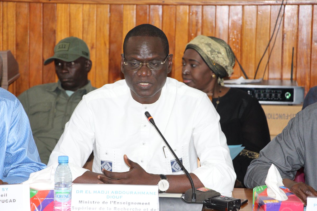 UCAD_Senegal's tweet photo. Les indications du ministre @drelhadjiAdiouf  sur le calendrier académique et l’enseignement à distance  

Lors de sa visite à l’UCAD, le ministre de l’enseignement supérieur a abordé plusieurs points parmi lesquels la nécessité de stabiliser le calendrier académique et le renforcement de l’enseignement à distance dans toutes les universités publiques, en particulier à l’UCAD. 

A propos du calendrier académique, le ministre pense qu’il est la principale source des difficultés budgétaires connues dans les universités. « Les premières informations et les premières évaluations que j'ai montrent que si nous réussissons à stabiliser l'année académique, on gagne 25 milliards ; parce que toutes les questions de bourses sont liées à ça », affirme Dr Abdourahmane Diouf.

D’après le ministre, si on arrive à économiser 25 milliards, la somme devrait être affectée à l'amélioration des conditions de travail des enseignants, des étudiants et des universités. Le ministre se dit conscient qu’il y a des préalables pour stabiliser l’année, notamment le problème des chantiers et le nombre insuffisant d’enseignants. « Mais si nous faisons l'effort et qu'on arrive à ces résultats, il est possible que tous ces résultats financiers soient rétrocédés à ceux qui ont fait l'effort », ajoute-t-il. 

C’est pourquoi il fait de ce point l'un des premiers chantiers de son département. Ainsi, il annonce un séminaire national au mois de mai, « avec toutes les parties prenantes, toutes les universités pour trouver définitivement une solution à ce problème ».

S’agissant de l’enseignement à distance, le ministre pense que l’Université numérique Cheikh Hamidou Kane ne doit pas être seule sur ce terrain ; les autres doivent connaître une montée en puissance dans ce domaine. « A mon avis, chacune de nos universités, l’UCAD notamment, doit avoir en son sein une dimension enseignement à distance beaucoup plus importante. On ne doit pas avoir d'un côté les universités qui font de l'enseignement à distance et de l'autre des universités plus classiques ».

Certes, la tutelle reconnaît que l’UCAD fait déjà des efforts à ce niveau, mais il pense que ce n’est pas encore suffisant. « Ça doit arriver à un niveau assez exponentiel qui fait que, par exemple, l'UNCHK ne serait pas la seule université dépositaire de 25 000, 30 000, 40 000 étudiants à y être orientés chaque année ». 

De l’avis du Dr Abdourahmane Diouf, si chaque université a cette dimension distancielle, le problème de l'orientation des bacheliers pourrait être réglé rapidement. Il se dit d’autant plus optimiste que « maintenant tout ce biais cognitif autour du fait que l'enseignement à distance n'est pas très valorisant a été définitivement réglé ». D’après lui, ni les étudiants, ni les PATS, ni les enseignants chercheurs n'ont plus aucun complexe à dire qu'ils travaillent dans une université à distance.
 #kebetu #ucad #compublique #senegal #Mesri #recherche @AhmadouAlyMbaye
