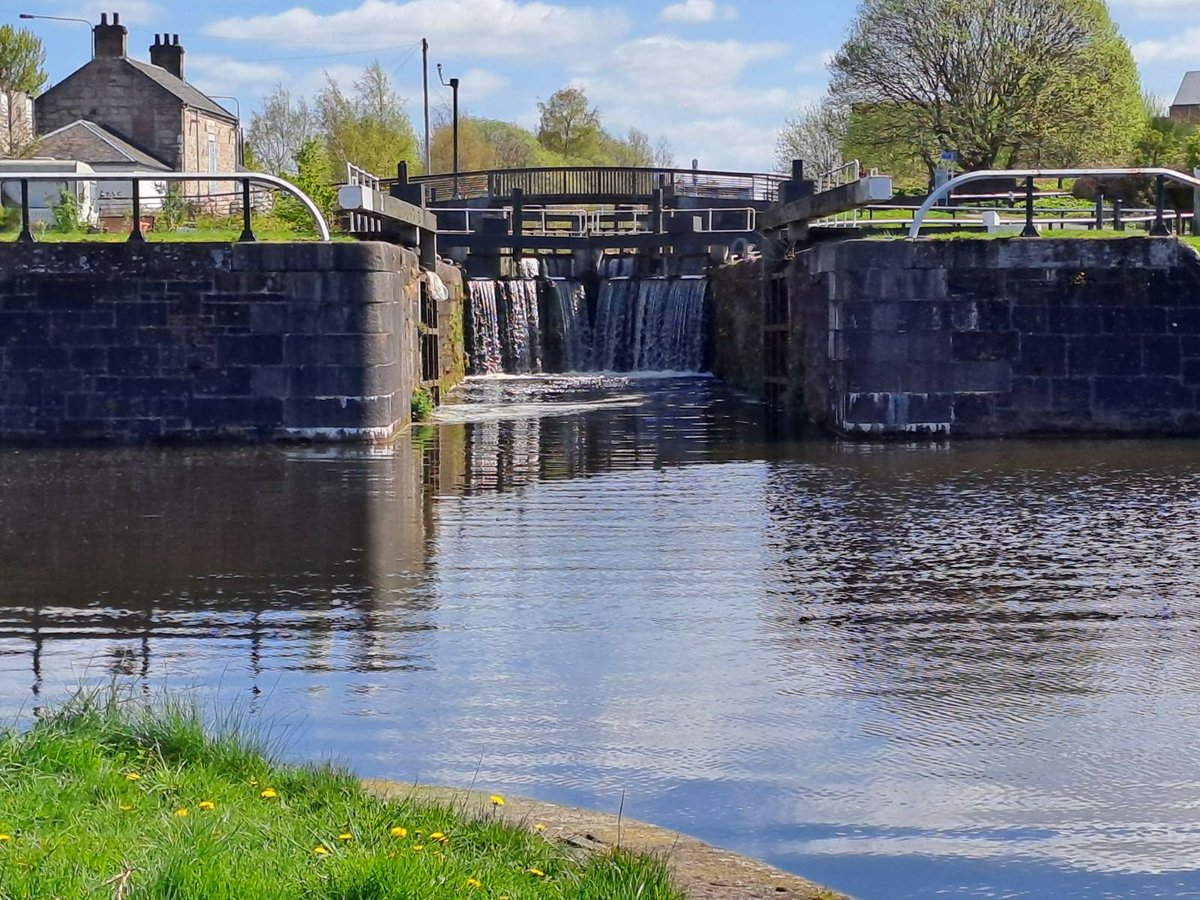 CSA Catherine Wallace placing essential messages on water safety along the Maryhill Canal to raise public awareness of dangers. Keep safe in this nice weather! firescotland.gov.uk/outdoors/water…