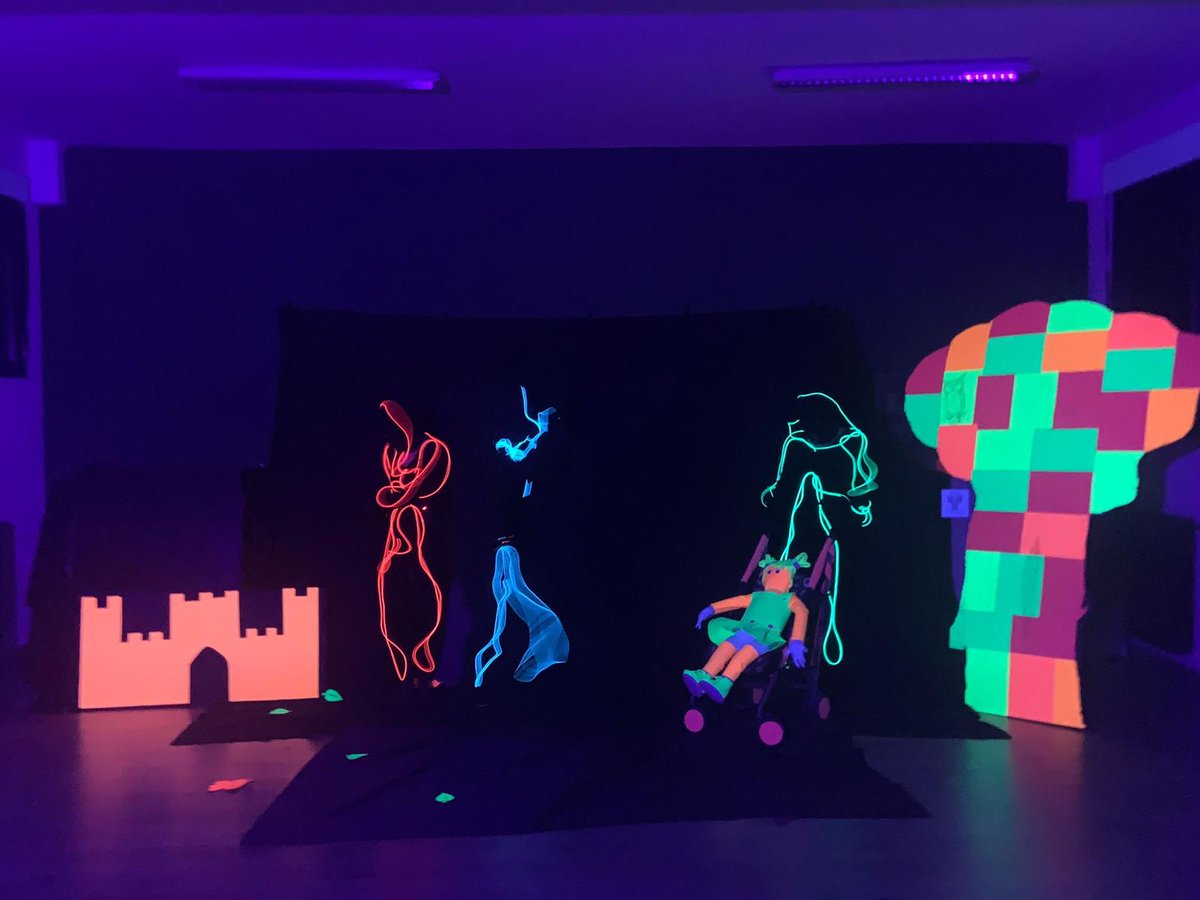 Ceip_Principe's tweet photo. Arrancan las Jornadas Culturales por todo lo alto. El viaje de Miranda, teatro negro puesto en escena en la biblioteca por el profesorado para el alumnado de 2 ciclo de Infantil y el de 1 y 2 de Primari. 😍👏👏👏
#UnaAventuraDeViaje 
#DiaDelLibro2024 
@Hoy_Libro @cfiemiranda https://t.co/m0TMoUKOEq