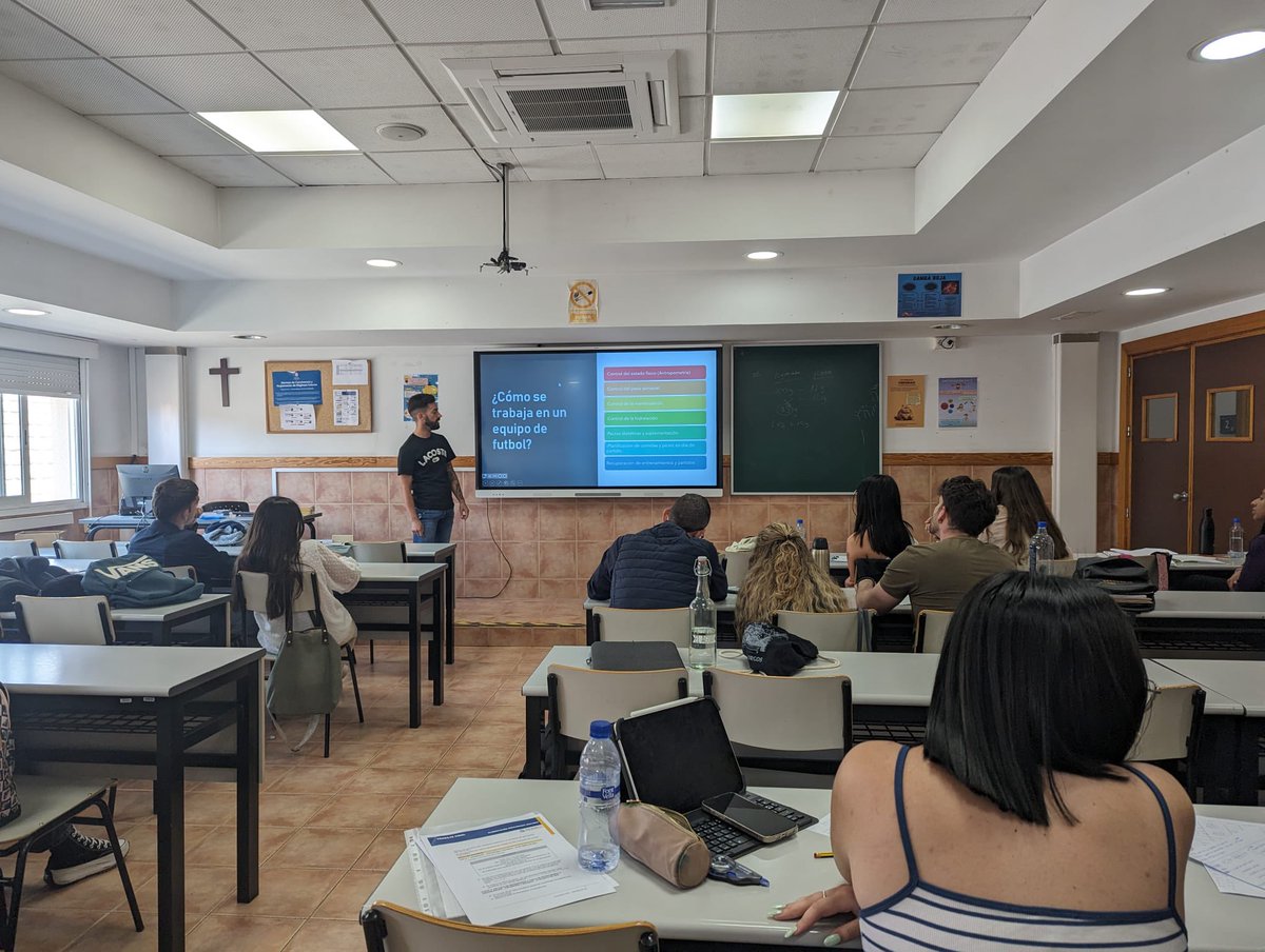 FPUCAM's tweet photo. 📌 Mario Martínez (nutricionista deportivo) y Alfredo Gil (socio fundador de NuMurcia) dan una charla taller a los alumnos de 1° de Dietética sobre iniciativa emprendedora y alimentación deportiva en el ámbito del fútbol ⚽️
#formacionprofesional #ucamfp #dietetica https://t.co/9RIWiRxqBl
