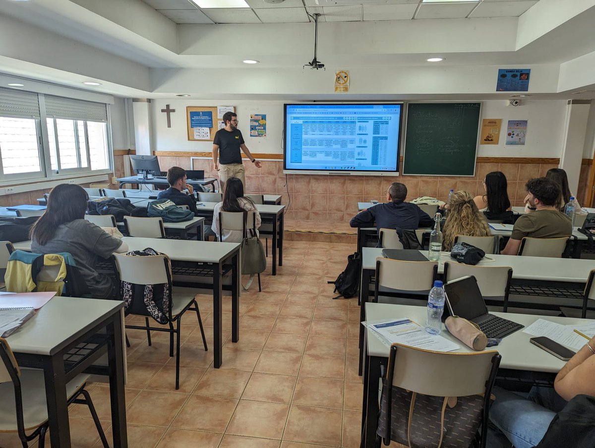 FPUCAM's tweet photo. 📌 Mario Martínez (nutricionista deportivo) y Alfredo Gil (socio fundador de NuMurcia) dan una charla taller a los alumnos de 1° de Dietética sobre iniciativa emprendedora y alimentación deportiva en el ámbito del fútbol ⚽️
#formacionprofesional #ucamfp #dietetica https://t.co/9RIWiRxqBl