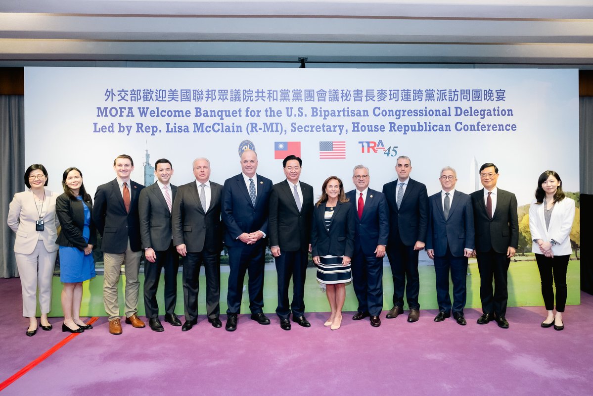 Minister Wu was glad to welcome #US🇺🇸 #House @RepLisaMcClain, @RepDanKildee & @RepMarkAlford to #Taiwan🇹🇼. Discussions with the members of the Committee on Armed Services & the Committee on Ways & Means proved highly productive, furthering collaboration in security & trade.
