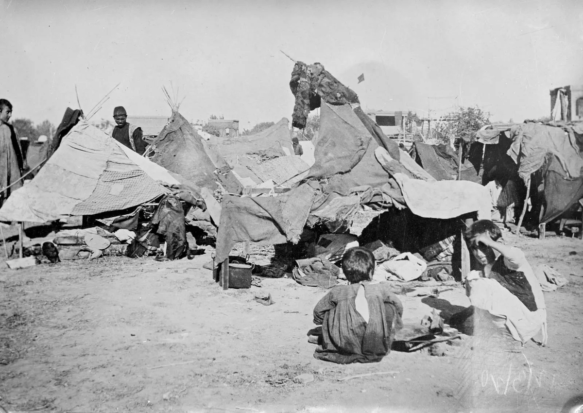 SOSCdOrient's tweet photo. 🇦🇲💬 #ActuOrient - 109° anniversaire de l'un des premiers génocides du XX° siècle.

🕯Le samedi 24 avril 1915, à Constantinople, capitale de l'empire ottoman, 600 notables Arméniens sont assassinés sur ordre du gouvernement. C'est le début d'un génocide, le premier du XXe siècle. 1.500.000 Arméniens, 500.000 Grecs pontiques et 750.000 Assyro-chaldéens et Syriaques sont déportés, massacrés en masse, décapités, crucifiés, brûlés vifs ou violés...

A l’orée du XX° siècle, l’Anatolie, au cœur de la #Turquie actuelle, comptait entre 30% et 40% de chrétiens, dont la puissance commerciale et administrative s’étendait jusqu’au Sérail, le palais du sultan. Mais considérés comme dhimmis (« hôtes protégés » en arabe coranique), ils étaient soumis à de lourds impôts, avaient l’interdiction de porter les armes et de posséder un cheval et ne pouvaient plaider en justice contre un musulman.

Avec l’entrée en guerre de l’empire ottoman, les troubles éclatent. Les Jeunes-Turcs lancent alors leur plan d’extermination des Arméniens, des #AssyroChaldéens et des Syriaques de l’Asie mineure. Hommes, femmes et enfants sont déportés vers Deir ez-Zor, sur l’Euphrate. Les marches effectuées dans des conditions épouvantables, sans vivres et sans eau, ont raison de milliers de déportés. Les convois des hommes de plus de 15 ans sont assassinés à l’arme blanche. Les survivants sont enlevés pour être vendus comme esclaves ou convertis de force à l’islam. A leur tour, les Arméniens de Cilicie et les Assyro-chaldéens des provinces de Diarbékir, Erzeroum et Bitlis sont déportés dans des camps de concentration en zone désertique et exterminés par petits groupes. Beaucoup sont attachés ensemble et brûlés vifs.

Entre 1914 et 1920, les deux tiers des Arméniens de l’Empire ottoman, 500 000 Grecs pontiques et 750 000 Assyro-chaldéens et Syriaques, Yézidis, Araméens, Nabatéens… sont officiellement exterminés.

Malgré les preuves accablantes, le génocide arménien continue d'être nié par la Turquie, le #Pakistan, et ceux qui cherchent à maintenir des relations diplomatiques favorables avec ces pays. Cette négation persistante rend la commémoration d'autant plus cruciale, afin de maintenir la vigilance de l'opinion publique sur le sort des Arméniens, qui font face à nouveau à des périodes de violence.

La commémoration du génocide arménien est un rappel poignant de la nécessité de veiller à ce qu'un tel événement ne se reproduise plus jamais. Ainsi, une équipe de #SOSChrétiensdOrient est présente ce 24 avril 2024 au mémorial du génocide arménien de #Tsitsernakaberd à #Erevan pour honorer la mémoire des victimes et soutenir la cause arménienne.

🙏En ce funeste jour, nous vous invitons à prier pour le repos de l'âme des victimes et pour tous ceux qui, encore aujourd'hui, sont persécutés à cause de leur foi.

#chrétiensdOrient