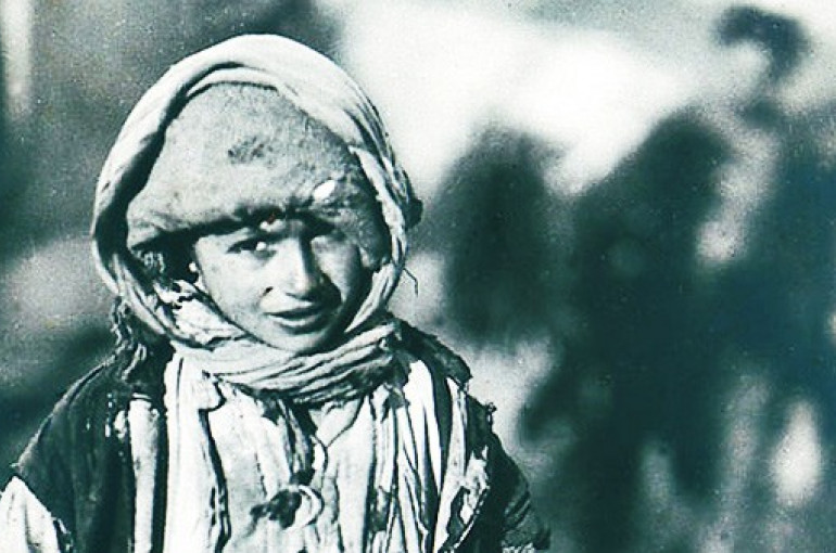 SOSCdOrient's tweet photo. 🇦🇲💬 #ActuOrient - 109° anniversaire de l'un des premiers génocides du XX° siècle.

🕯Le samedi 24 avril 1915, à Constantinople, capitale de l'empire ottoman, 600 notables Arméniens sont assassinés sur ordre du gouvernement. C'est le début d'un génocide, le premier du XXe siècle. 1.500.000 Arméniens, 500.000 Grecs pontiques et 750.000 Assyro-chaldéens et Syriaques sont déportés, massacrés en masse, décapités, crucifiés, brûlés vifs ou violés...

A l’orée du XX° siècle, l’Anatolie, au cœur de la #Turquie actuelle, comptait entre 30% et 40% de chrétiens, dont la puissance commerciale et administrative s’étendait jusqu’au Sérail, le palais du sultan. Mais considérés comme dhimmis (« hôtes protégés » en arabe coranique), ils étaient soumis à de lourds impôts, avaient l’interdiction de porter les armes et de posséder un cheval et ne pouvaient plaider en justice contre un musulman.

Avec l’entrée en guerre de l’empire ottoman, les troubles éclatent. Les Jeunes-Turcs lancent alors leur plan d’extermination des Arméniens, des #AssyroChaldéens et des Syriaques de l’Asie mineure. Hommes, femmes et enfants sont déportés vers Deir ez-Zor, sur l’Euphrate. Les marches effectuées dans des conditions épouvantables, sans vivres et sans eau, ont raison de milliers de déportés. Les convois des hommes de plus de 15 ans sont assassinés à l’arme blanche. Les survivants sont enlevés pour être vendus comme esclaves ou convertis de force à l’islam. A leur tour, les Arméniens de Cilicie et les Assyro-chaldéens des provinces de Diarbékir, Erzeroum et Bitlis sont déportés dans des camps de concentration en zone désertique et exterminés par petits groupes. Beaucoup sont attachés ensemble et brûlés vifs.

Entre 1914 et 1920, les deux tiers des Arméniens de l’Empire ottoman, 500 000 Grecs pontiques et 750 000 Assyro-chaldéens et Syriaques, Yézidis, Araméens, Nabatéens… sont officiellement exterminés.

Malgré les preuves accablantes, le génocide arménien continue d'être nié par la Turquie, le #Pakistan, et ceux qui cherchent à maintenir des relations diplomatiques favorables avec ces pays. Cette négation persistante rend la commémoration d'autant plus cruciale, afin de maintenir la vigilance de l'opinion publique sur le sort des Arméniens, qui font face à nouveau à des périodes de violence.

La commémoration du génocide arménien est un rappel poignant de la nécessité de veiller à ce qu'un tel événement ne se reproduise plus jamais. Ainsi, une équipe de #SOSChrétiensdOrient est présente ce 24 avril 2024 au mémorial du génocide arménien de #Tsitsernakaberd à #Erevan pour honorer la mémoire des victimes et soutenir la cause arménienne.

🙏En ce funeste jour, nous vous invitons à prier pour le repos de l'âme des victimes et pour tous ceux qui, encore aujourd'hui, sont persécutés à cause de leur foi.

#chrétiensdOrient