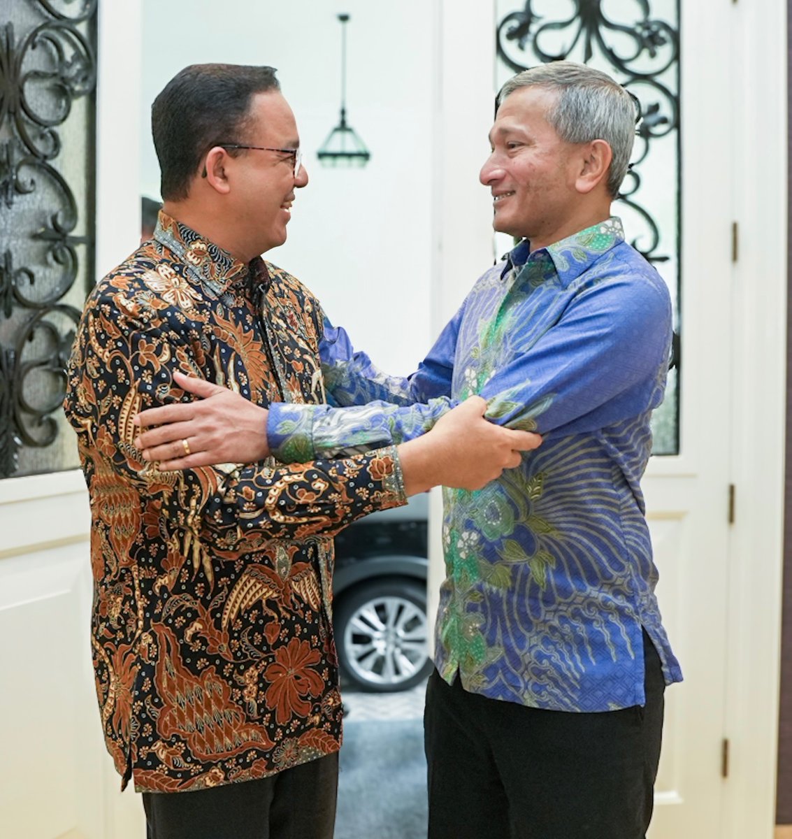 VivianBala's tweet photo. Great catch-up lunch with Pak @aniesbaswedan. Much credit goes to him for Jakarta's transformation into a clean, green, vibrant city. We discussed global devts and how our countries can navigate the complex global environment as close neighbors and trusted friends.

📸: Nurul/MFA https://t.co/mpkFtqIBi8